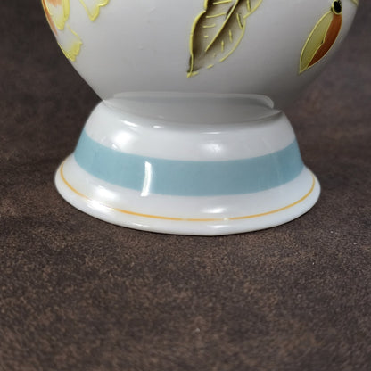 Handbemalte Schaubach Kunst Vase aus den 1950er-Jahren in pastelligem Türkis mit floralem Dekor, ca. 16 cm hoch.