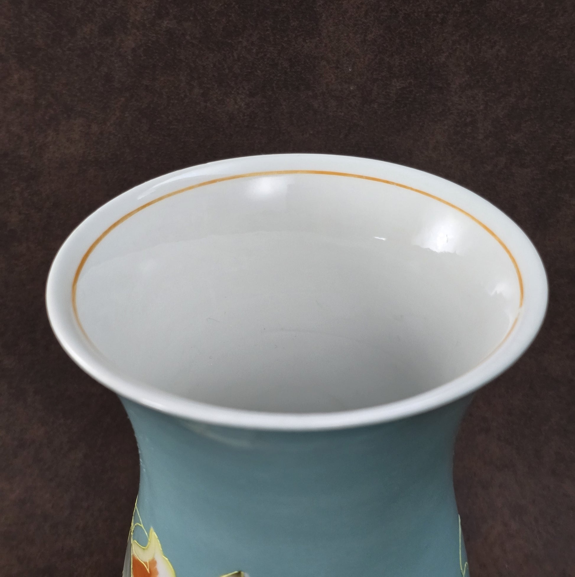 Handbemalte Schaubach Kunst Vase aus den 1950er-Jahren in pastelligem Türkis mit floralem Dekor, ca. 16 cm hoch.