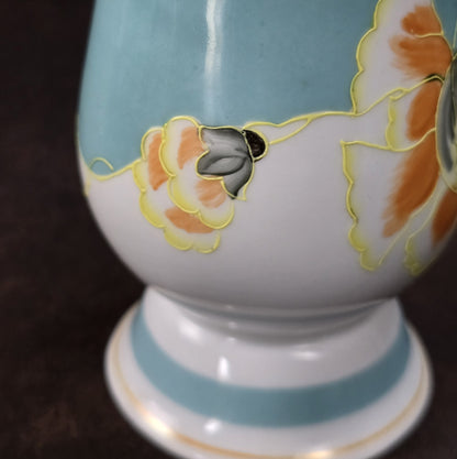 Handbemalte Schaubach Kunst Vase aus den 1950er-Jahren in pastelligem Türkis mit floralem Dekor, ca. 16 cm hoch.
