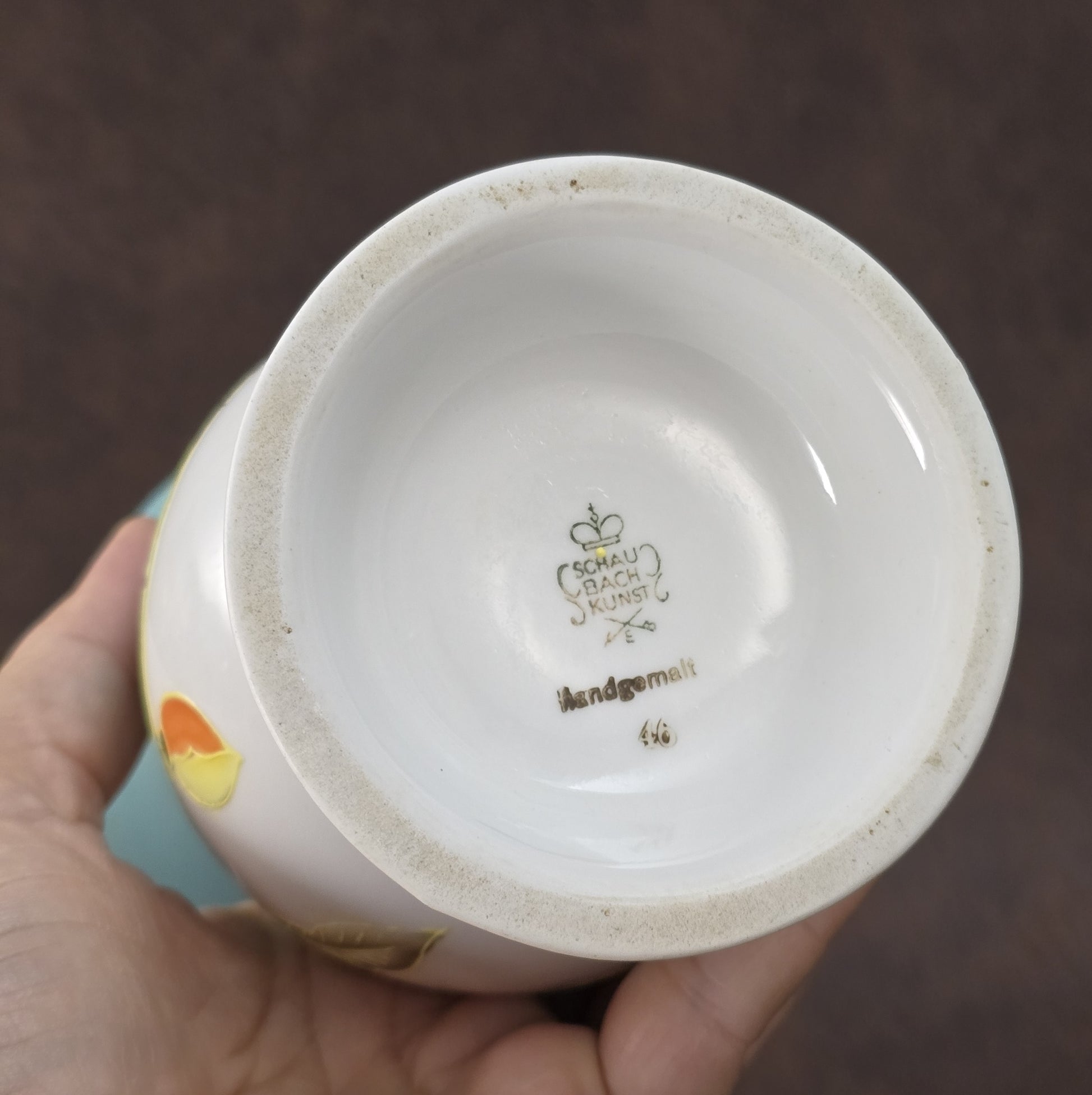 Handbemalte Schaubach Kunst Vase aus den 1950er-Jahren in pastelligem Türkis mit floralem Dekor, ca. 16 cm hoch.