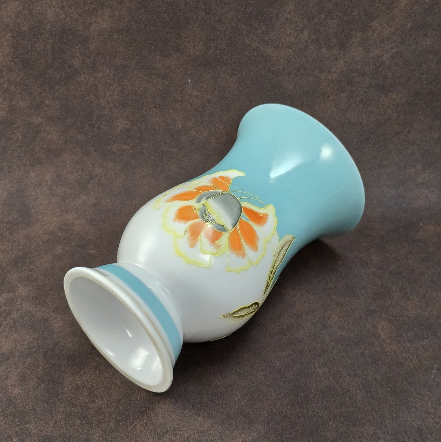 Handbemalte Schaubach Kunst Vase aus den 1950er-Jahren in pastelligem Türkis mit floralem Dekor, ca. 16 cm hoch.