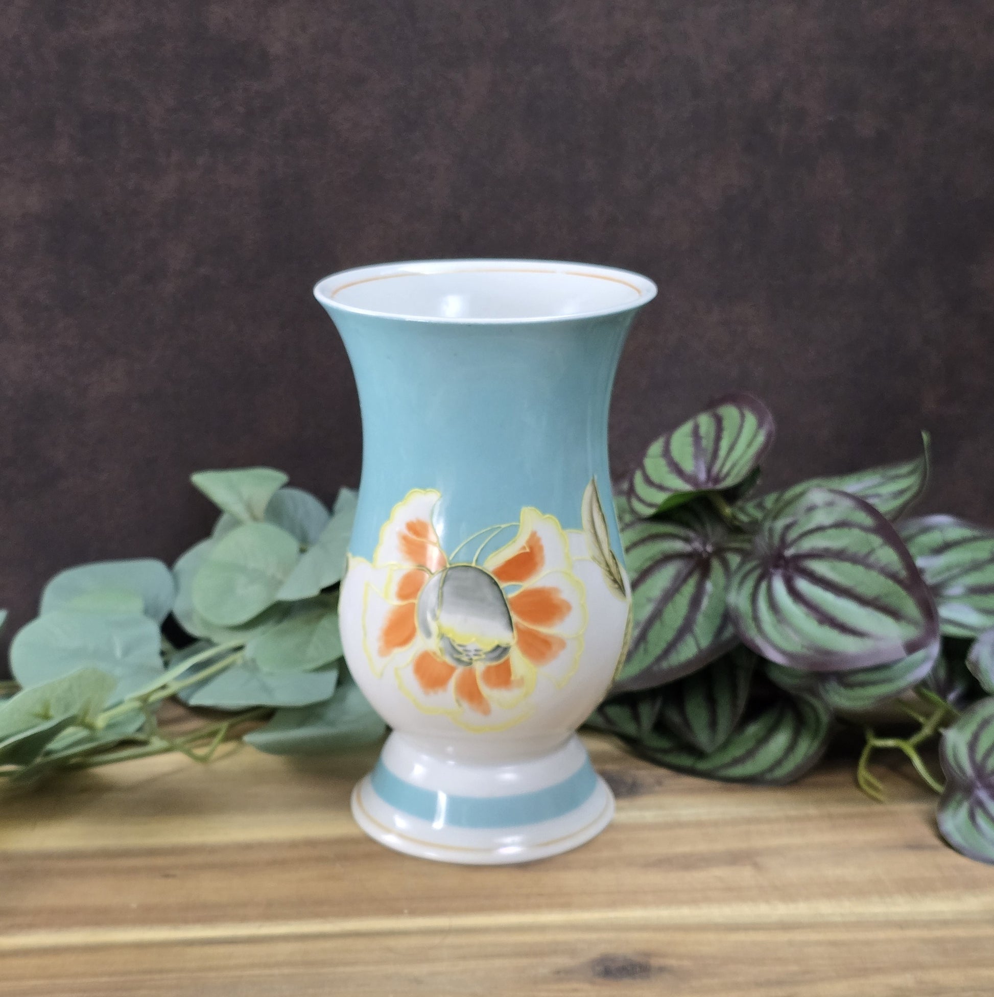 Handbemalte Schaubach Kunst Vase aus den 1950er-Jahren in pastelligem Türkis mit floralem Dekor, ca. 16 cm hoch.