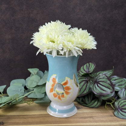 Handbemalte Schaubach Kunst Vase aus den 1950er-Jahren in pastelligem Türkis mit floralem Dekor, ca. 16 cm hoch.