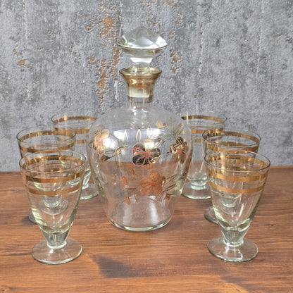 Elegantes Vintage-Likörset aus böhmischem Glas mit handbemalter Emailmalerei und Golddekor, 1950er–1960er Jahre, aus Haida, Tschechoslowakei.