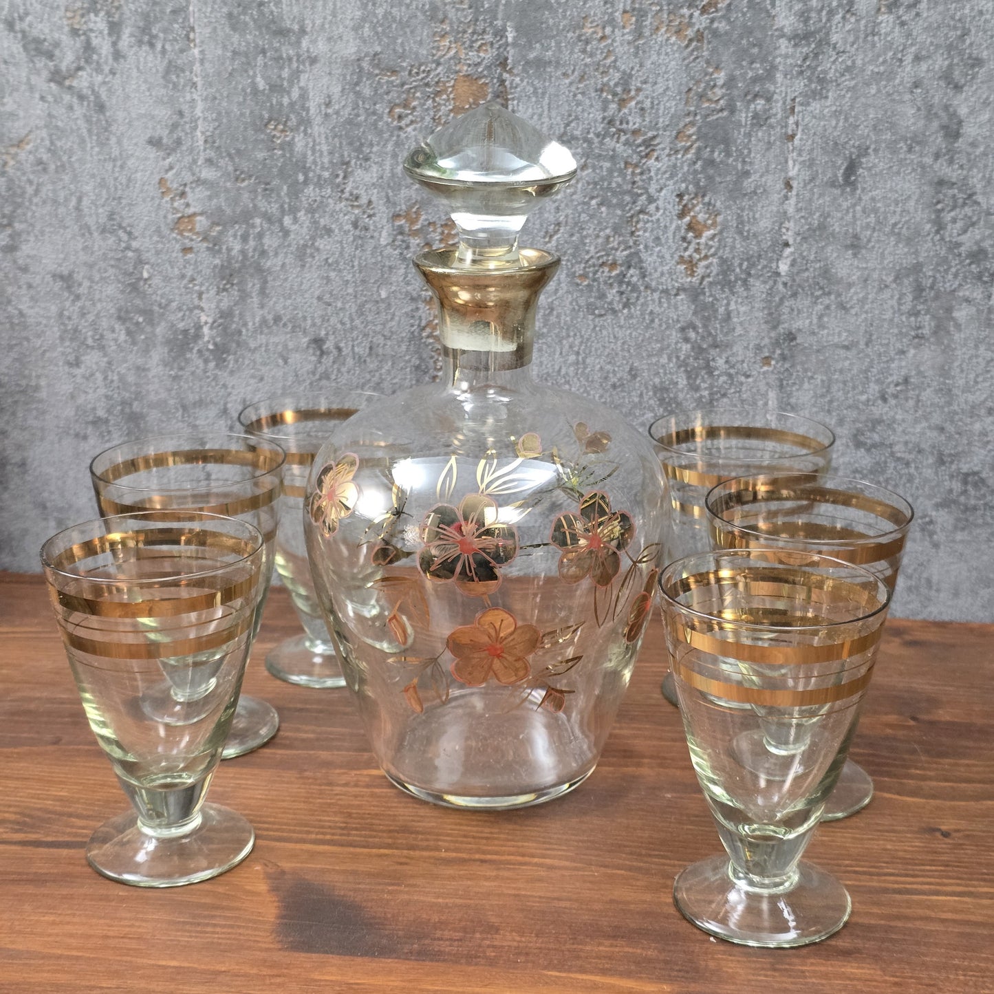 Elegantes Vintage-Likörset aus böhmischem Glas mit handbemalter Emailmalerei und Golddekor, 1950er–1960er Jahre, aus Haida, Tschechoslowakei.