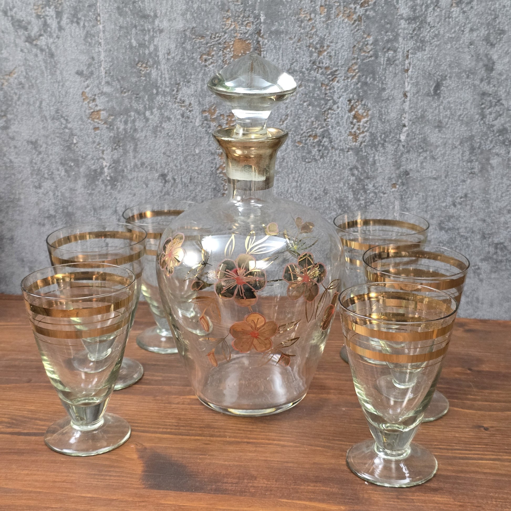 Elegantes Vintage-Likörset aus böhmischem Glas mit handbemalter Emailmalerei und Golddekor, 1950er–1960er Jahre, aus Haida, Tschechoslowakei.