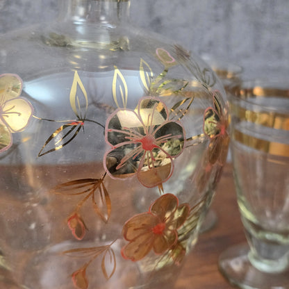 Elegantes Vintage-Likörset aus böhmischem Glas mit handbemalter Emailmalerei und Golddekor, 1950er–1960er Jahre, aus Haida, Tschechoslowakei.