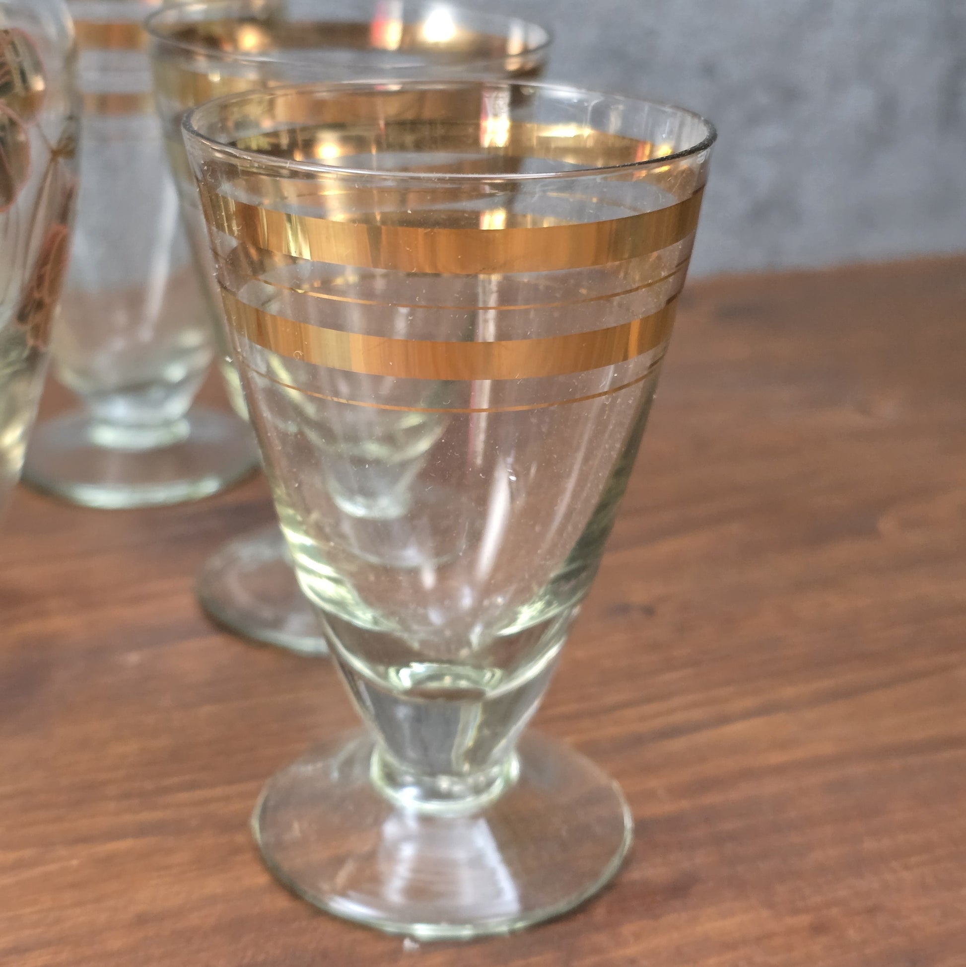 Elegantes Vintage-Likörset aus böhmischem Glas mit handbemalter Emailmalerei und Golddekor, 1950er–1960er Jahre, aus Haida, Tschechoslowakei.