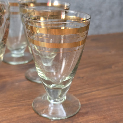 Elegantes Vintage-Likörset aus böhmischem Glas mit handbemalter Emailmalerei und Golddekor, 1950er–1960er Jahre, aus Haida, Tschechoslowakei.