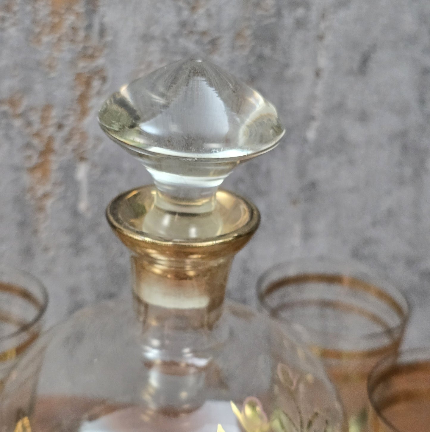 Elegantes Vintage-Likörset aus böhmischem Glas mit handbemalter Emailmalerei und Golddekor, 1950er–1960er Jahre, aus Haida, Tschechoslowakei.