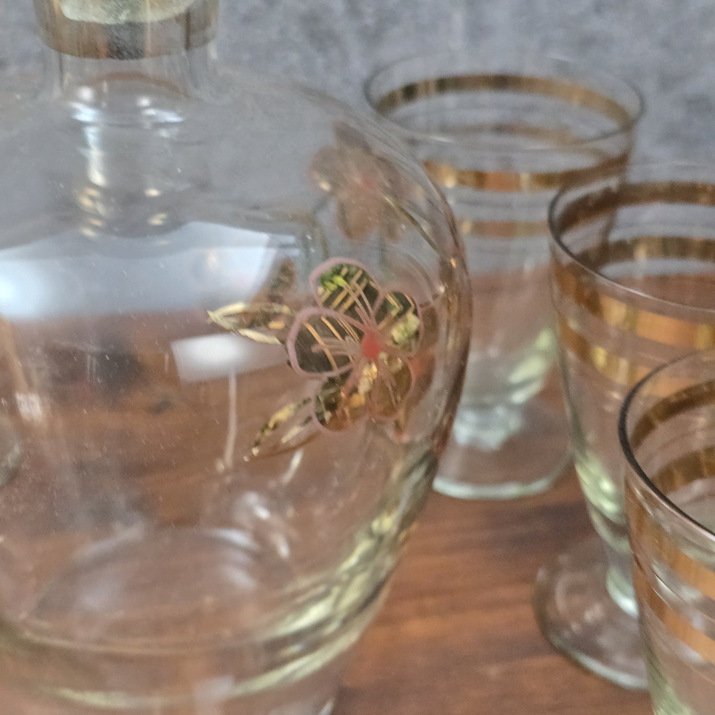 Elegantes Vintage-Likörset aus böhmischem Glas mit handbemalter Emailmalerei und Golddekor, 1950er–1960er Jahre, aus Haida, Tschechoslowakei.