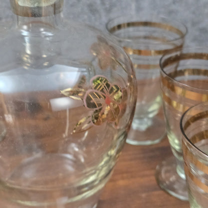 Elegantes Vintage-Likörset aus böhmischem Glas mit handbemalter Emailmalerei und Golddekor, 1950er–1960er Jahre, aus Haida, Tschechoslowakei.