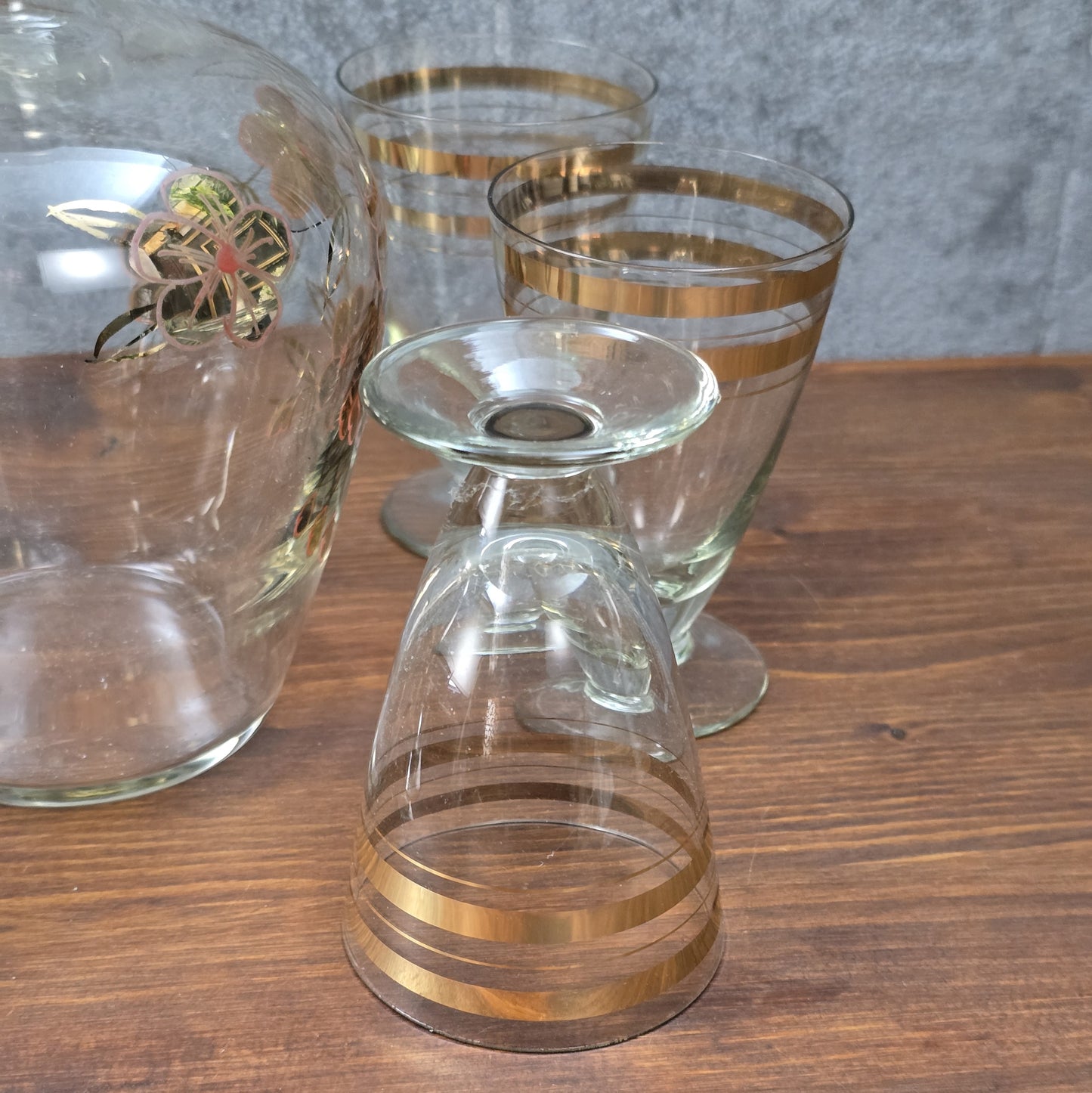 Elegantes Vintage-Likörset aus böhmischem Glas mit handbemalter Emailmalerei und Golddekor, 1950er–1960er Jahre, aus Haida, Tschechoslowakei.