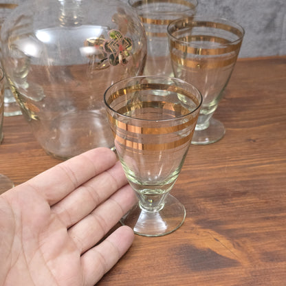 Elegantes Vintage-Likörset aus böhmischem Glas mit handbemalter Emailmalerei und Golddekor, 1950er–1960er Jahre, aus Haida, Tschechoslowakei.