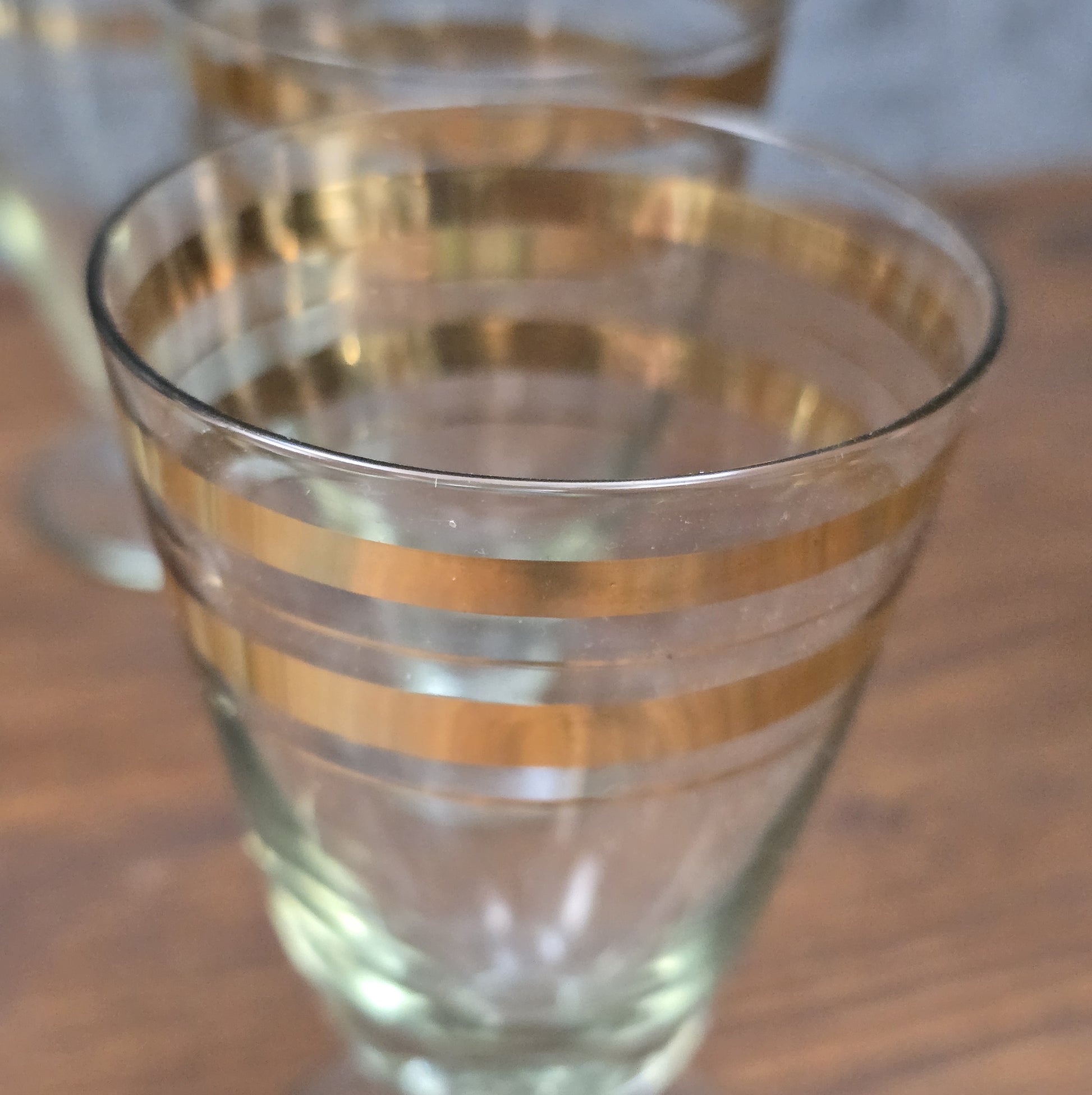 Elegantes Vintage-Likörset aus böhmischem Glas mit handbemalter Emailmalerei und Golddekor, 1950er–1960er Jahre, aus Haida, Tschechoslowakei.