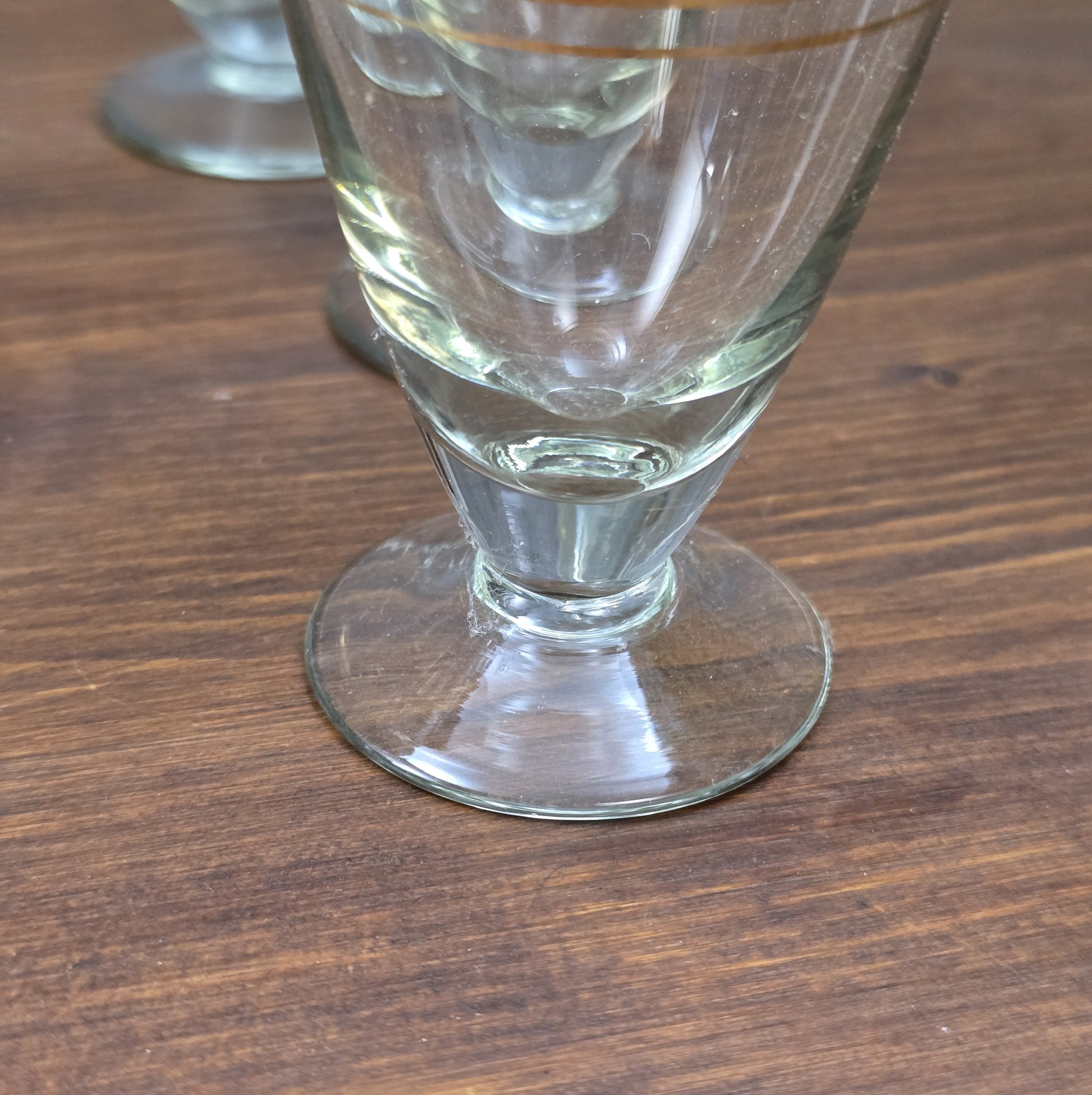 Elegantes Vintage-Likörset aus böhmischem Glas mit handbemalter Emailmalerei und Golddekor, 1950er–1960er Jahre, aus Haida, Tschechoslowakei.