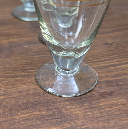 Elegantes Vintage-Likörset aus böhmischem Glas mit handbemalter Emailmalerei und Golddekor, 1950er–1960er Jahre, aus Haida, Tschechoslowakei.