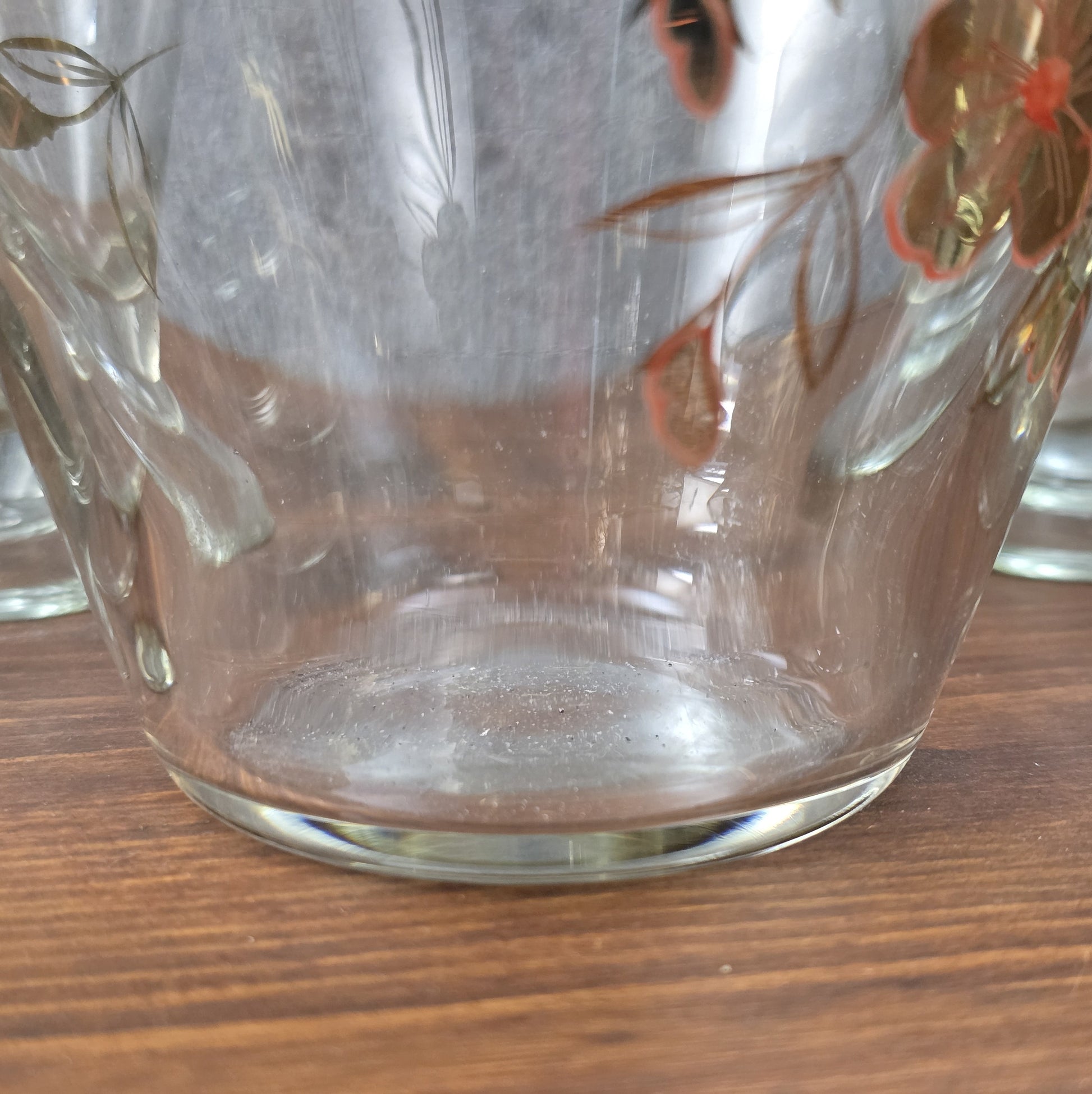 Elegantes Vintage-Likörset aus böhmischem Glas mit handbemalter Emailmalerei und Golddekor, 1950er–1960er Jahre, aus Haida, Tschechoslowakei.