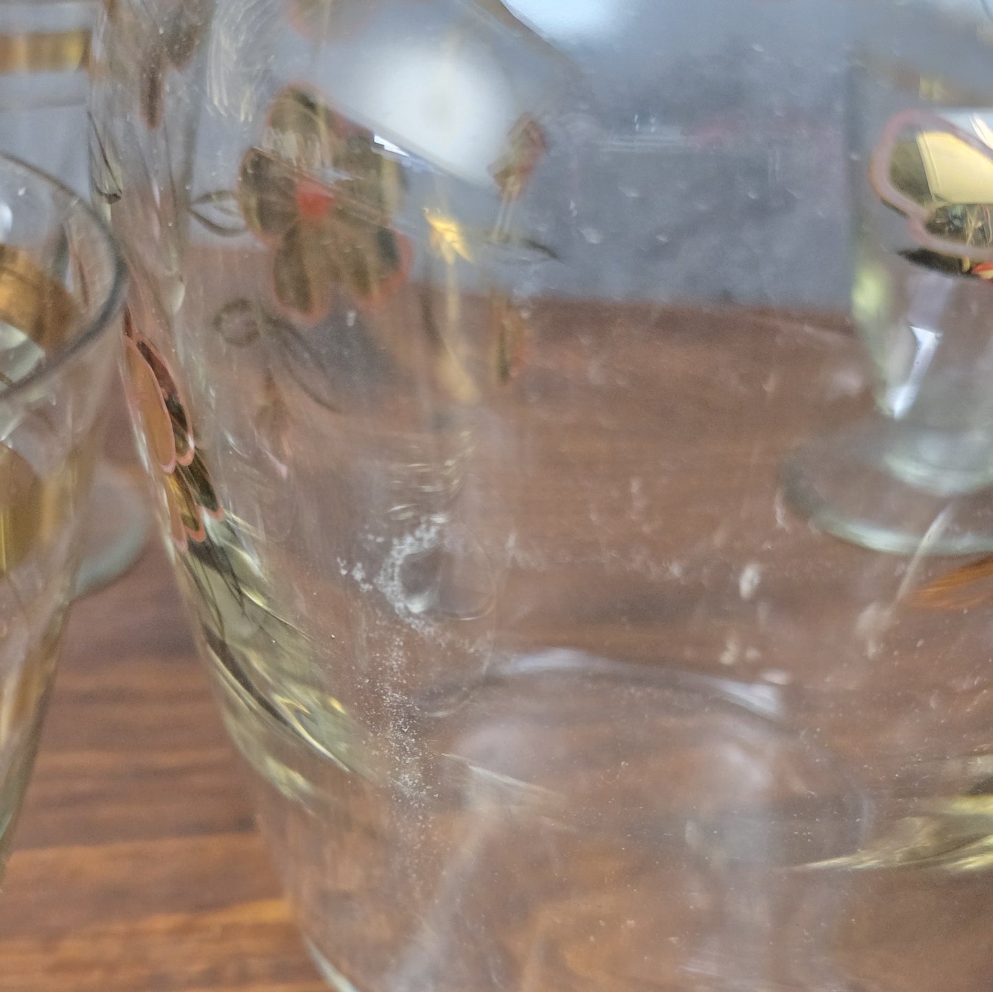 Elegantes Vintage-Likörset aus böhmischem Glas mit handbemalter Emailmalerei und Golddekor, 1950er–1960er Jahre, aus Haida, Tschechoslowakei.