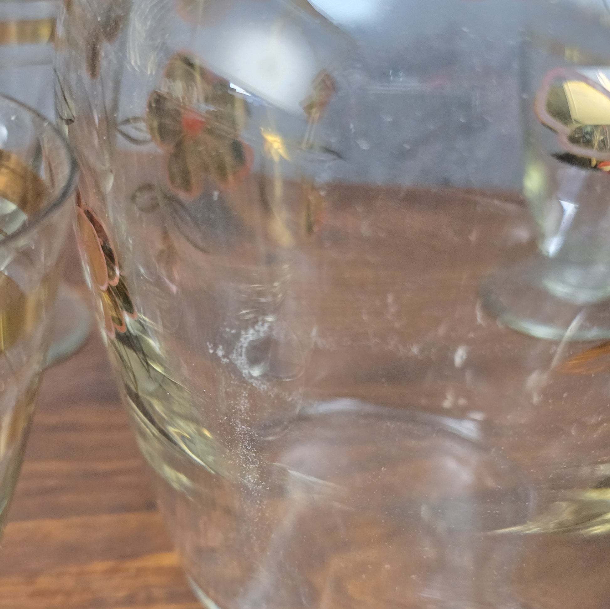 Elegantes Vintage-Likörset aus böhmischem Glas mit handbemalter Emailmalerei und Golddekor, 1950er–1960er Jahre, aus Haida, Tschechoslowakei.