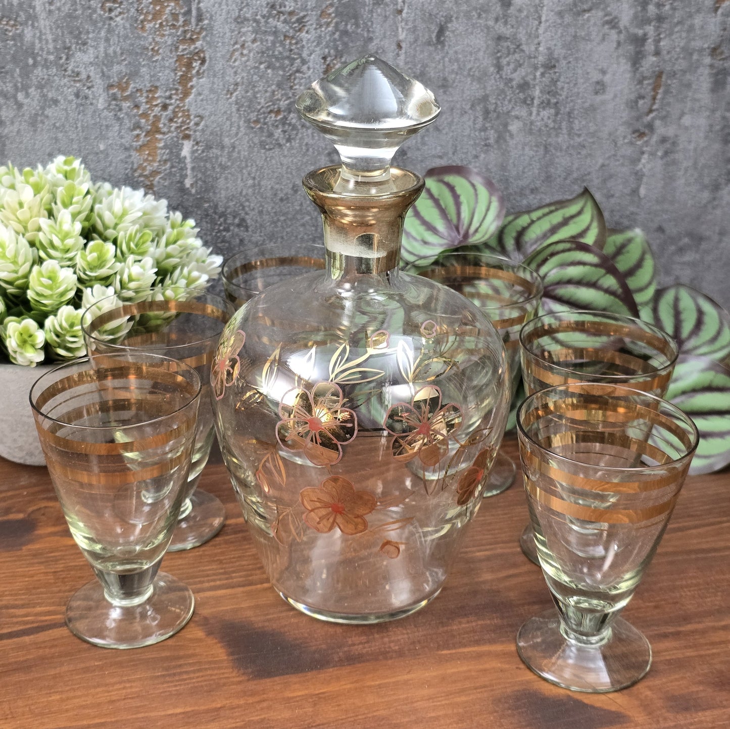 Elegantes Vintage-Likörset aus böhmischem Glas mit handbemalter Emailmalerei und Golddekor, 1950er–1960er Jahre, aus Haida, Tschechoslowakei.