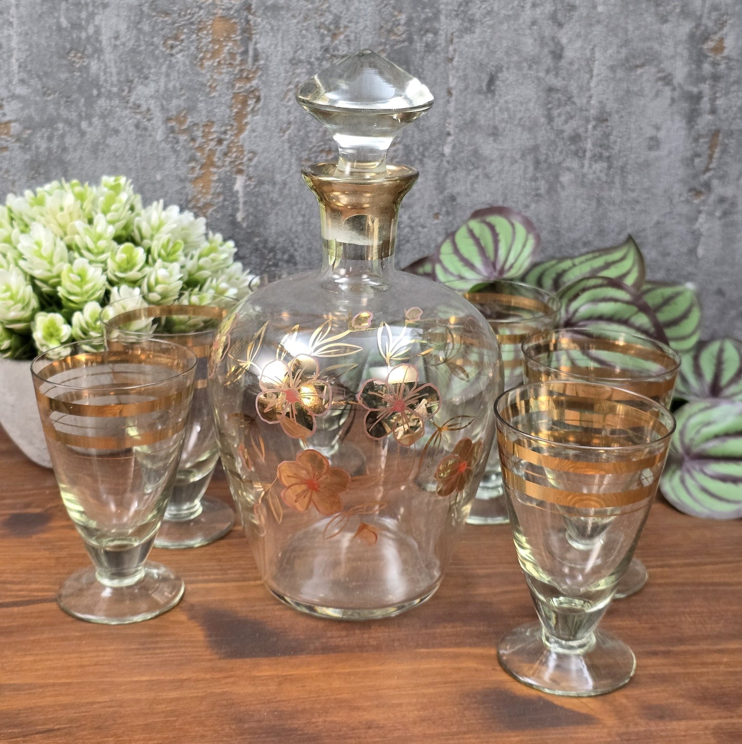 Elegantes Vintage-Likörset aus böhmischem Glas mit handbemalter Emailmalerei und Golddekor, 1950er–1960er Jahre, aus Haida, Tschechoslowakei.