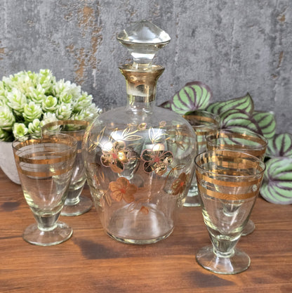 Elegantes Vintage-Likörset aus böhmischem Glas mit handbemalter Emailmalerei und Golddekor, 1950er–1960er Jahre, aus Haida, Tschechoslowakei.