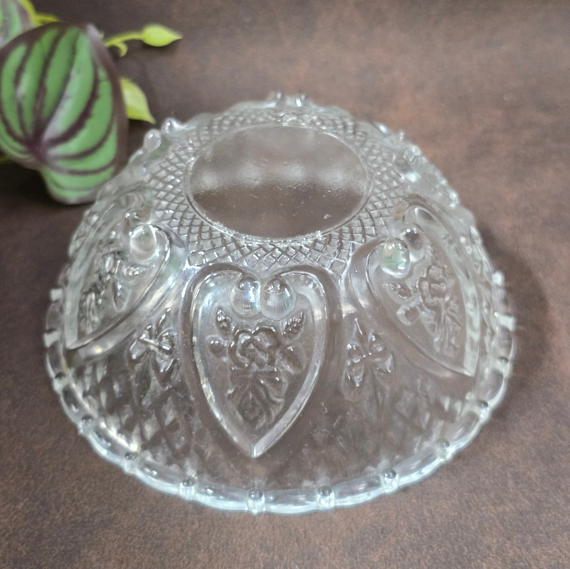 Vintage-Style Bonbonniere aus gepresstem Glas, KIG Malaysia. Schönes Relief, aber Randmacken vorhanden. Maße Ø13 cm, H9 cm, ca. 391 g. Vorsicht beim Reinigen.
