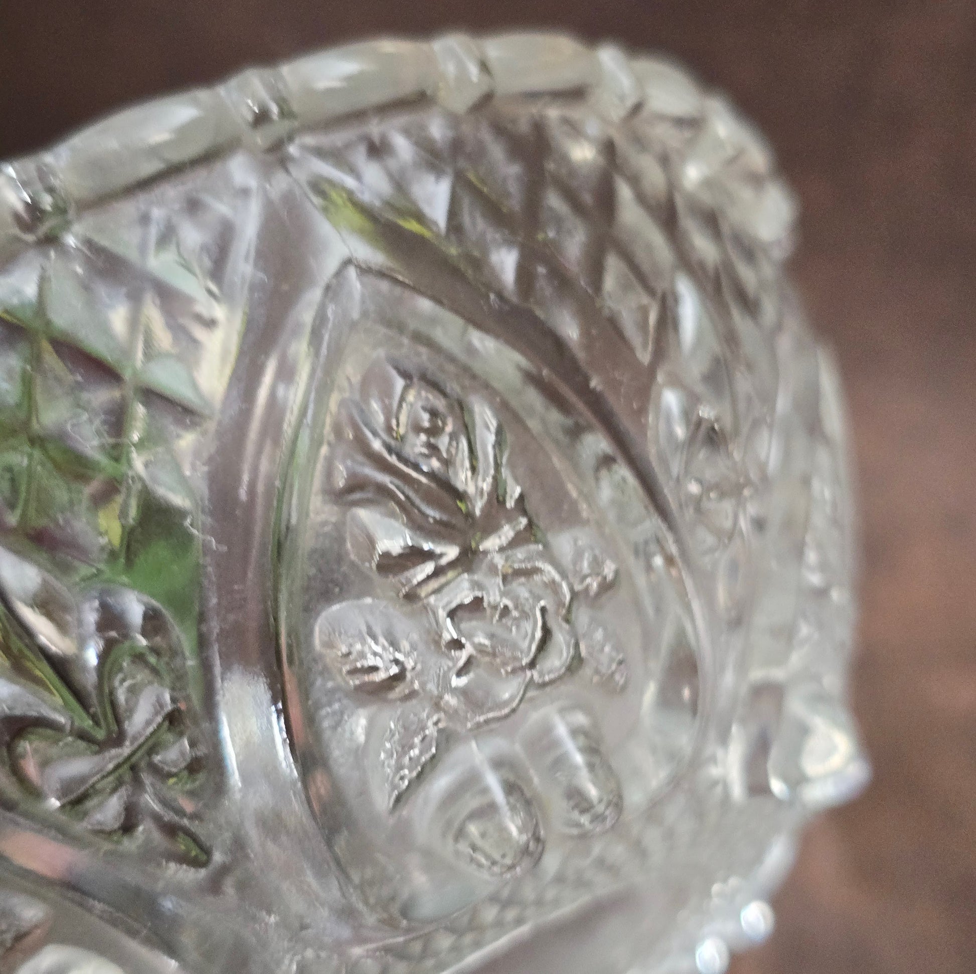 Vintage-Style Bonbonniere aus gepresstem Glas, KIG Malaysia. Schönes Relief, aber Randmacken vorhanden. Maße Ø13 cm, H9 cm, ca. 391 g. Vorsicht beim Reinigen.