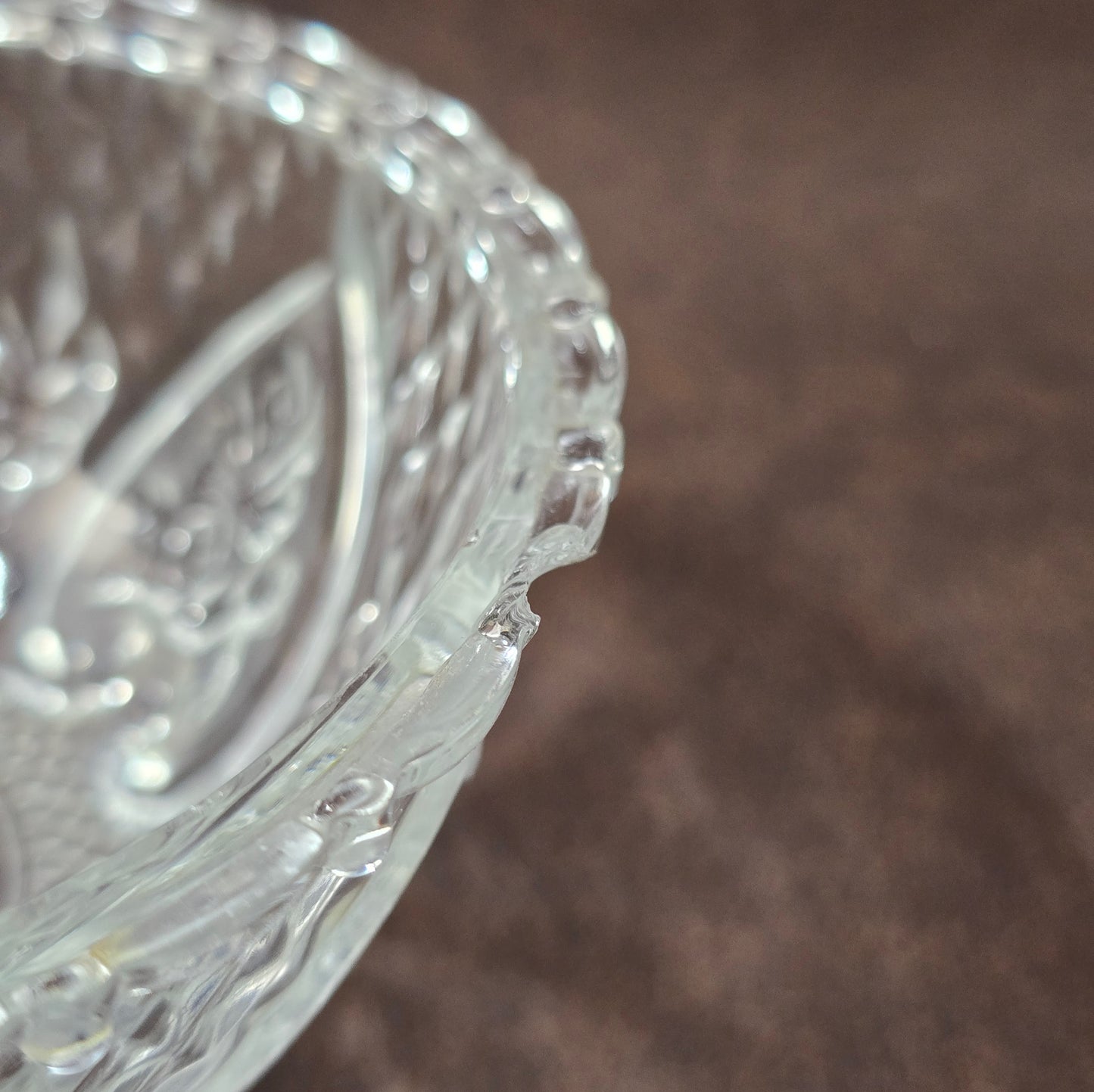 Vintage-Style Bonbonniere aus gepresstem Glas, KIG Malaysia. Schönes Relief, aber Randmacken vorhanden. Maße Ø13 cm, H9 cm, ca. 391 g. Vorsicht beim Reinigen.