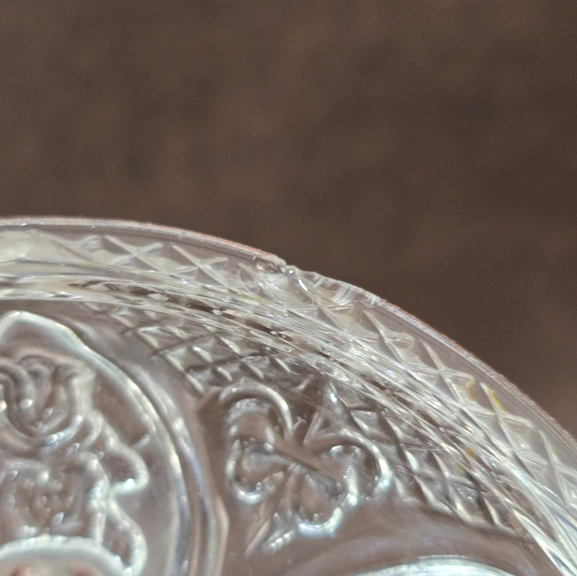 Vintage-Style Bonbonniere aus gepresstem Glas, KIG Malaysia. Schönes Relief, aber Randmacken vorhanden. Maße Ø13 cm, H9 cm, ca. 391 g. Vorsicht beim Reinigen.