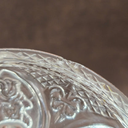 Vintage-Style Bonbonniere aus gepresstem Glas, KIG Malaysia. Schönes Relief, aber Randmacken vorhanden. Maße Ø13 cm, H9 cm, ca. 391 g. Vorsicht beim Reinigen.