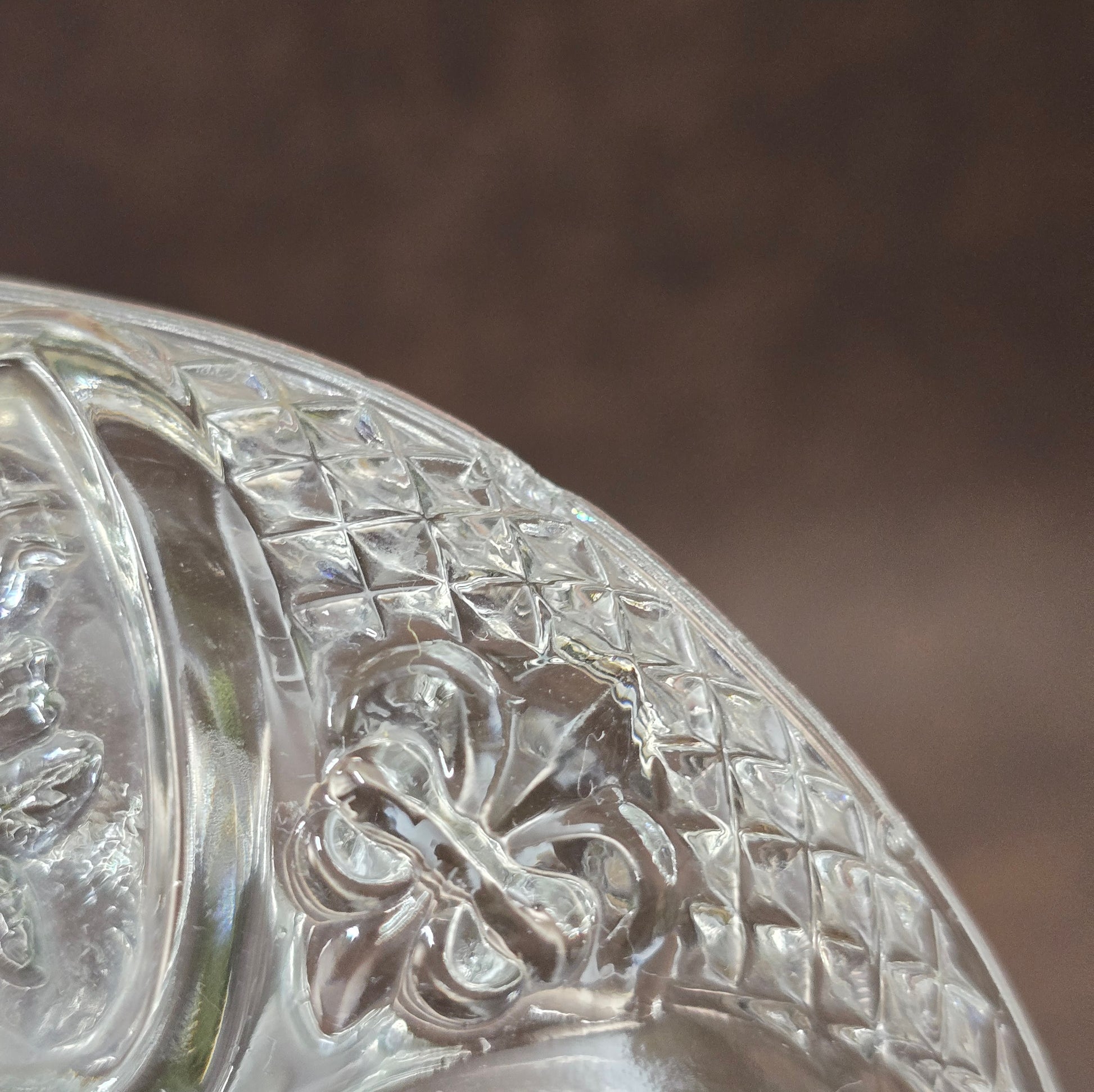 Vintage-Style Bonbonniere aus gepresstem Glas, KIG Malaysia. Schönes Relief, aber Randmacken vorhanden. Maße Ø13 cm, H9 cm, ca. 391 g. Vorsicht beim Reinigen.