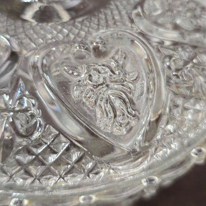 Vintage-Style Bonbonniere aus gepresstem Glas, KIG Malaysia. Schönes Relief, aber Randmacken vorhanden. Maße Ø13 cm, H9 cm, ca. 391 g. Vorsicht beim Reinigen.