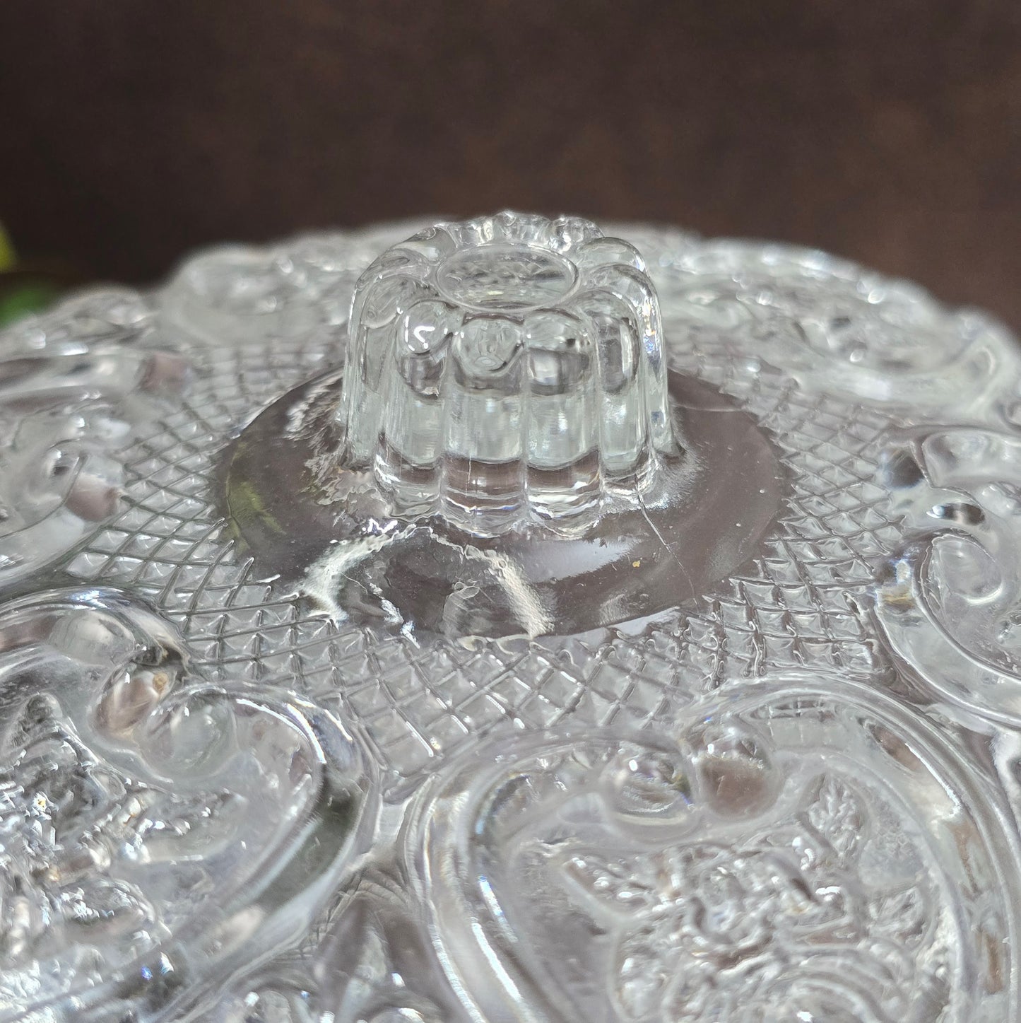 Vintage-Style Bonbonniere aus gepresstem Glas, KIG Malaysia. Schönes Relief, aber Randmacken vorhanden. Maße Ø13 cm, H9 cm, ca. 391 g. Vorsicht beim Reinigen.
