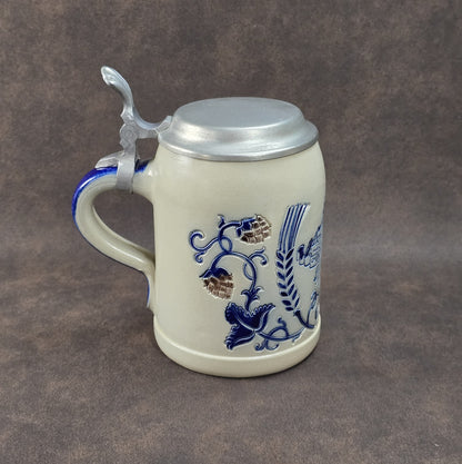 Vintage-Brauereikrug aus Westerwälder Steinzeug mit Zinndeckel, Salzglasur, Goebel Merkelbach, Motiv Herbsthäuser Brauerei Wunderlich, ca. 1970er–80er.