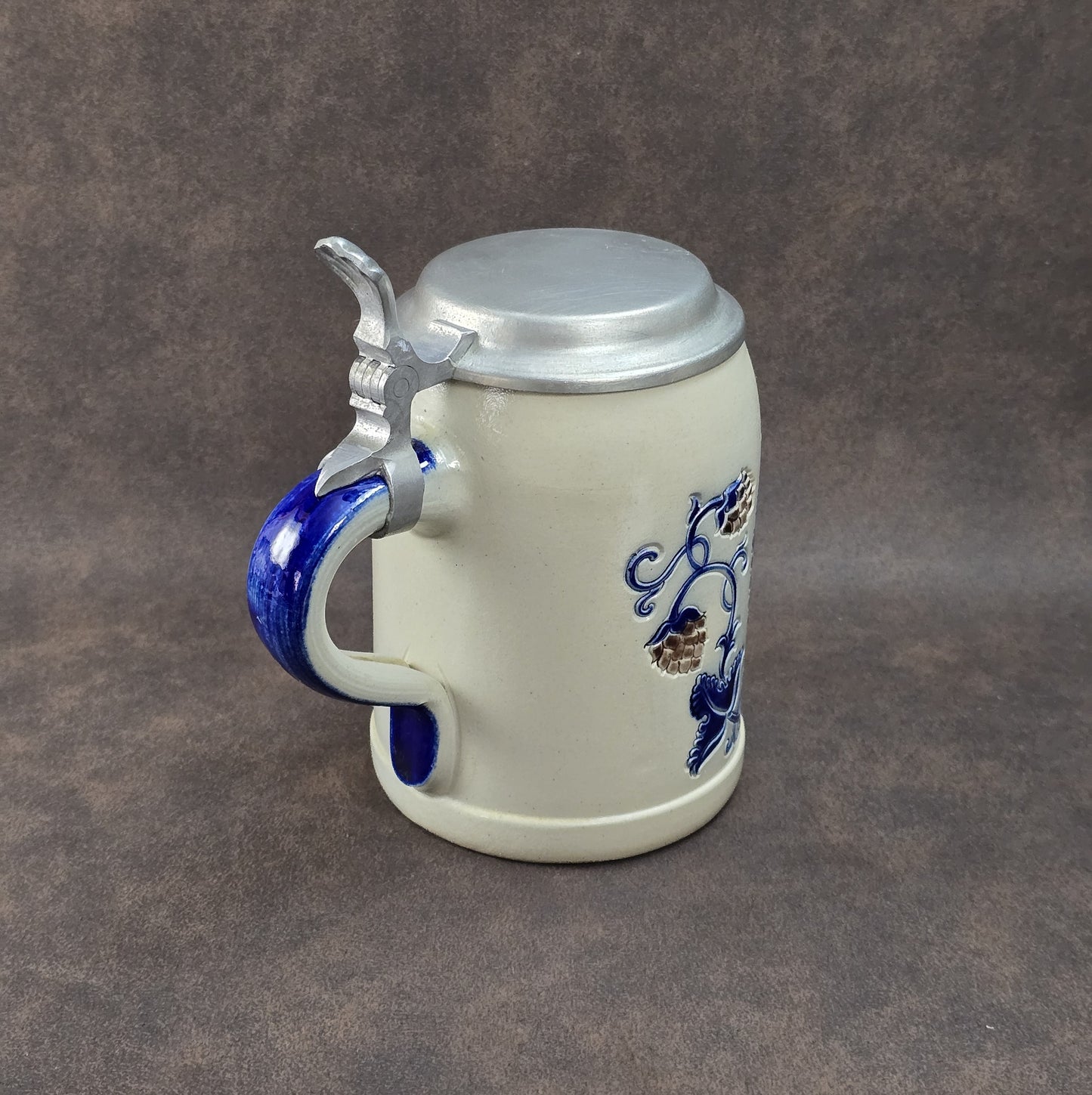 Vintage-Brauereikrug aus Westerwälder Steinzeug mit Zinndeckel, Salzglasur, Goebel Merkelbach, Motiv Herbsthäuser Brauerei Wunderlich, ca. 1970er–80er.