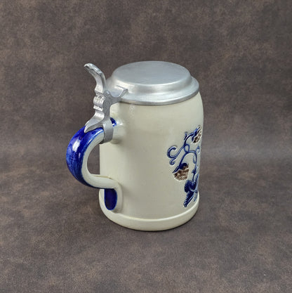 Vintage-Brauereikrug aus Westerwälder Steinzeug mit Zinndeckel, Salzglasur, Goebel Merkelbach, Motiv Herbsthäuser Brauerei Wunderlich, ca. 1970er–80er.