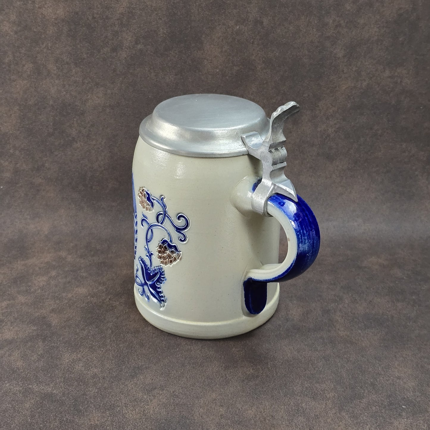 Vintage-Brauereikrug aus Westerwälder Steinzeug mit Zinndeckel, Salzglasur, Goebel Merkelbach, Motiv Herbsthäuser Brauerei Wunderlich, ca. 1970er–80er.