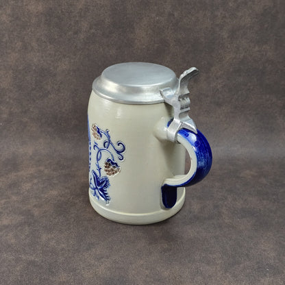 Vintage-Brauereikrug aus Westerwälder Steinzeug mit Zinndeckel, Salzglasur, Goebel Merkelbach, Motiv Herbsthäuser Brauerei Wunderlich, ca. 1970er–80er.