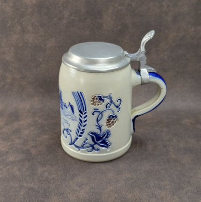 Vintage-Brauereikrug aus Westerwälder Steinzeug mit Zinndeckel, Salzglasur, Goebel Merkelbach, Motiv Herbsthäuser Brauerei Wunderlich, ca. 1970er–80er.