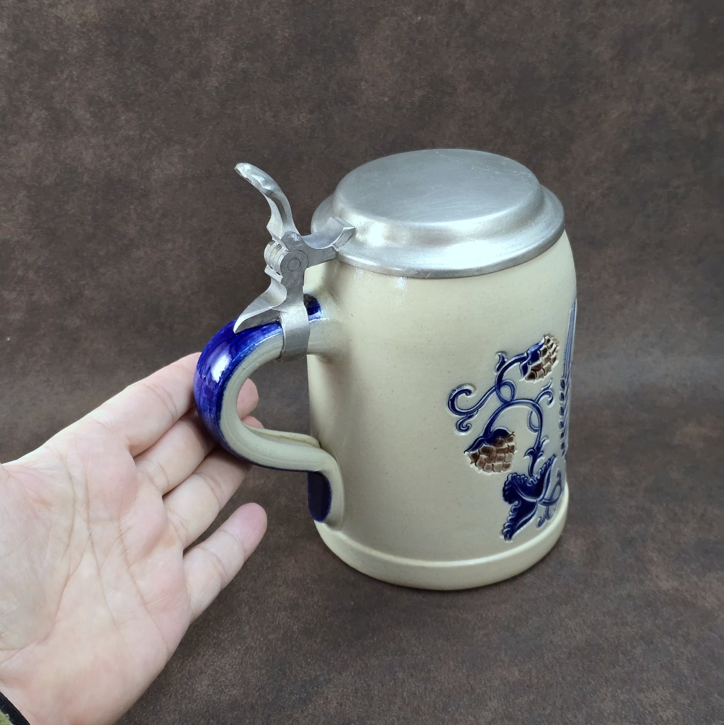 Vintage-Brauereikrug aus Westerwälder Steinzeug mit Zinndeckel, Salzglasur, Goebel Merkelbach, Motiv Herbsthäuser Brauerei Wunderlich, ca. 1970er–80er.