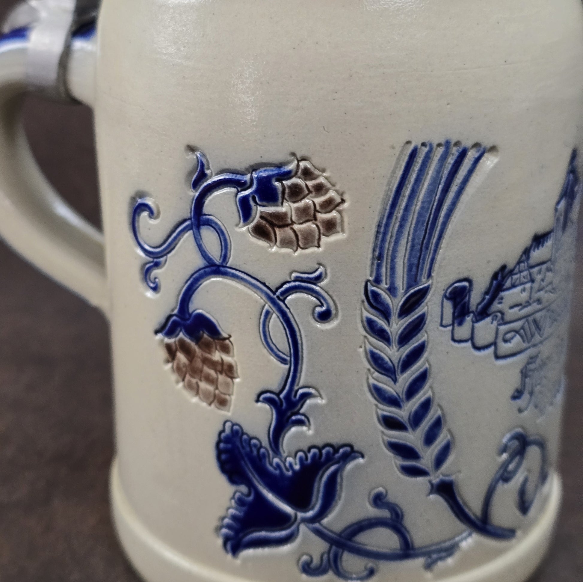 Vintage-Brauereikrug aus Westerwälder Steinzeug mit Zinndeckel, Salzglasur, Goebel Merkelbach, Motiv Herbsthäuser Brauerei Wunderlich, ca. 1970er–80er.