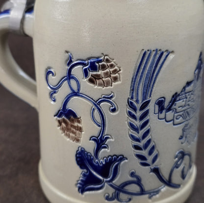 Vintage-Brauereikrug aus Westerwälder Steinzeug mit Zinndeckel, Salzglasur, Goebel Merkelbach, Motiv Herbsthäuser Brauerei Wunderlich, ca. 1970er–80er.