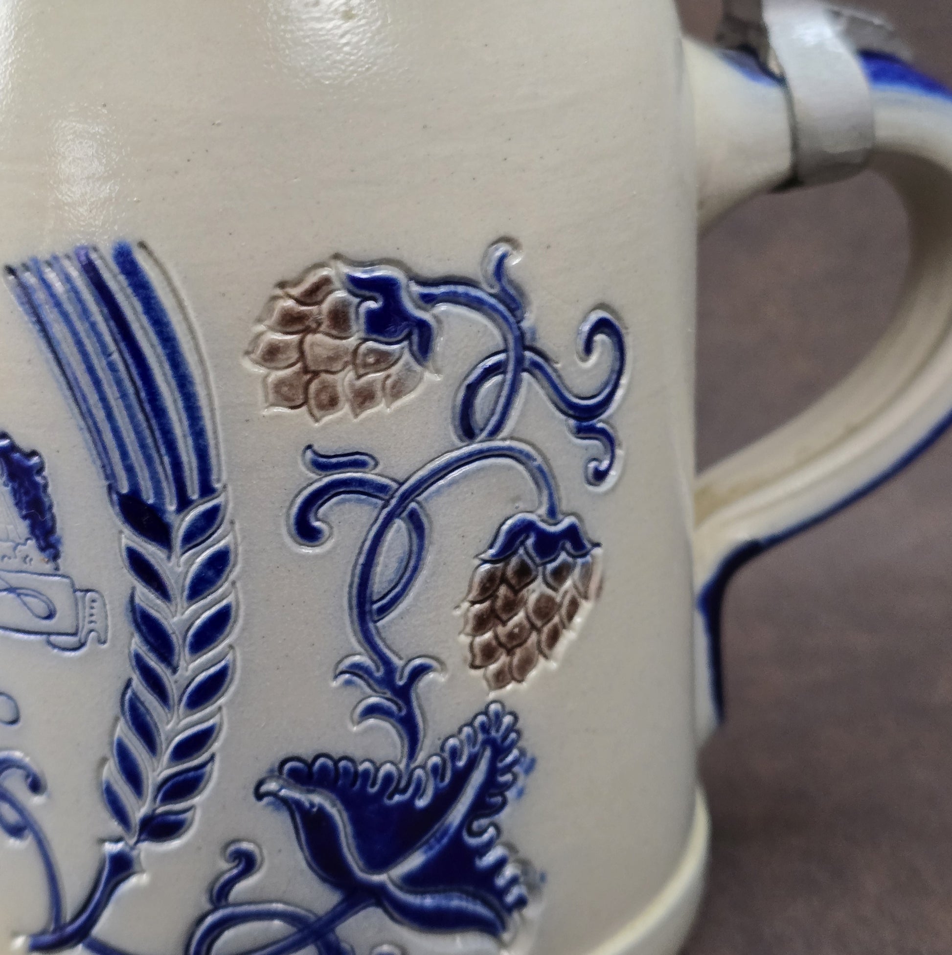 Vintage-Brauereikrug aus Westerwälder Steinzeug mit Zinndeckel, Salzglasur, Goebel Merkelbach, Motiv Herbsthäuser Brauerei Wunderlich, ca. 1970er–80er.