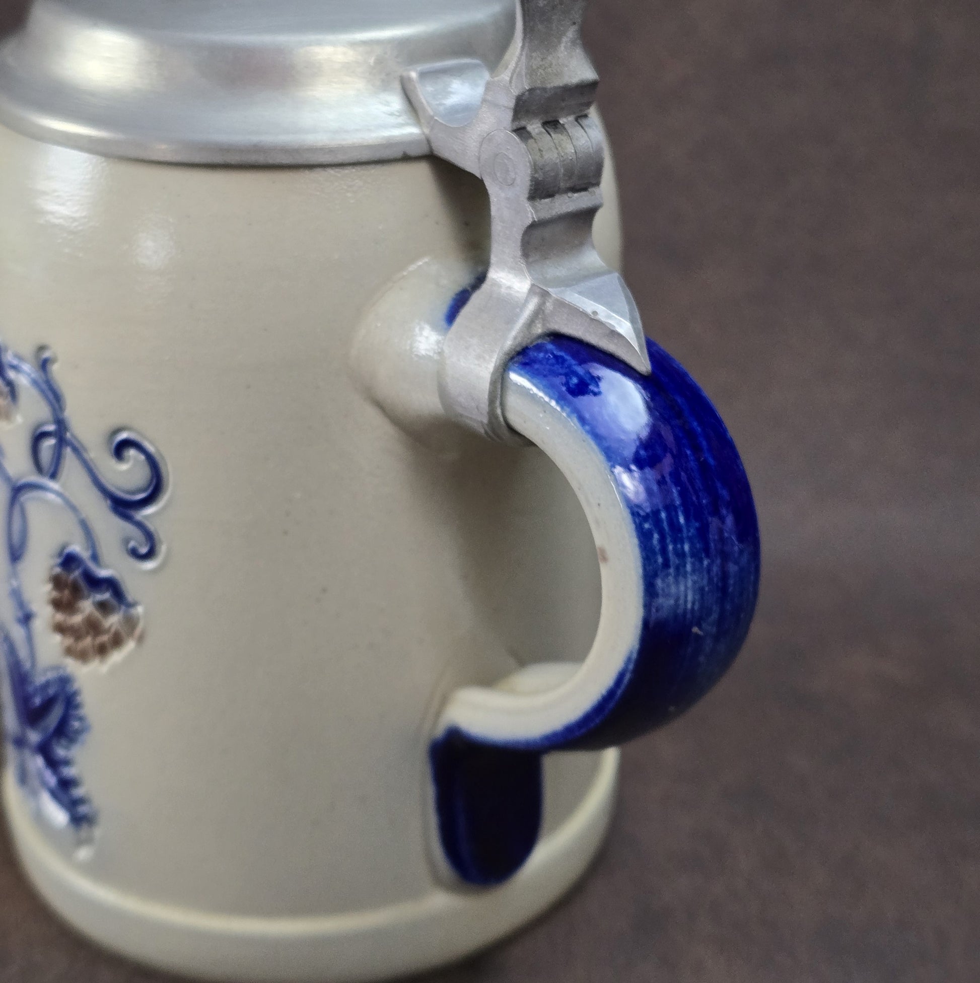 Vintage-Brauereikrug aus Westerwälder Steinzeug mit Zinndeckel, Salzglasur, Goebel Merkelbach, Motiv Herbsthäuser Brauerei Wunderlich, ca. 1970er–80er.