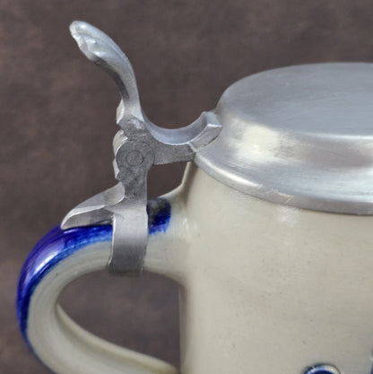 Vintage-Brauereikrug aus Westerwälder Steinzeug mit Zinndeckel, Salzglasur, Goebel Merkelbach, Motiv Herbsthäuser Brauerei Wunderlich, ca. 1970er–80er.