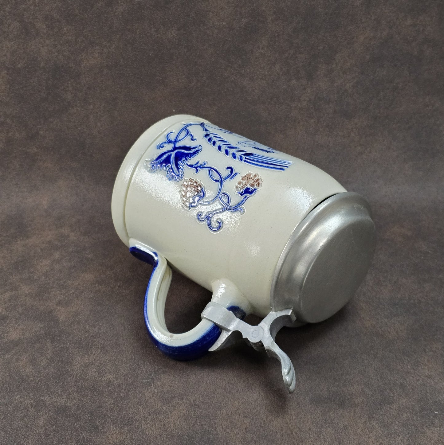 Vintage-Brauereikrug aus Westerwälder Steinzeug mit Zinndeckel, Salzglasur, Goebel Merkelbach, Motiv Herbsthäuser Brauerei Wunderlich, ca. 1970er–80er.