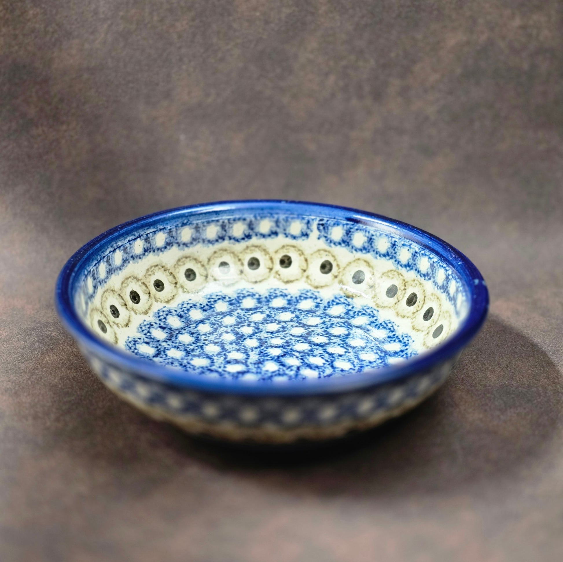 Bunzlauer Keramikschale aus den 1970er Jahren mit blauem Schwämmeldekor, runde Form, 18 cm Durchmesser, Vintage-Küchenkeramik