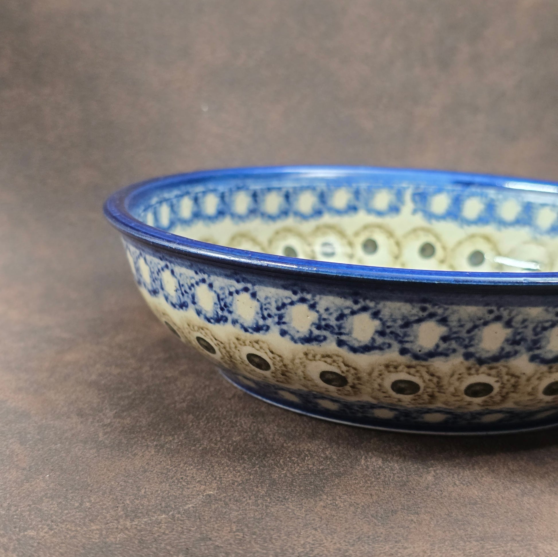 Bunzlauer Keramikschale aus den 1970er Jahren mit blauem Schwämmeldekor, runde Form, 18 cm Durchmesser, Vintage-Küchenkeramik